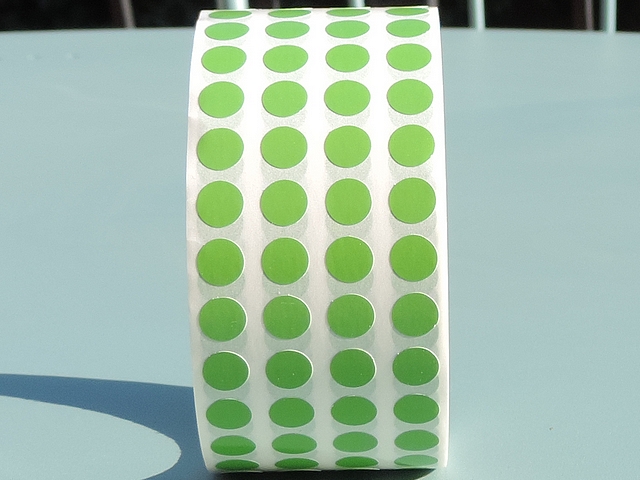 Rouleau de 1500 pastilles autocollantes pour l'obturation de l'ostiole
