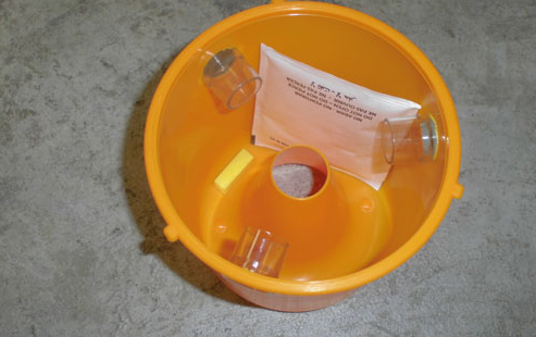 Pi�ge de type McPhail charg� avec une plaquette d'insecticide DDVP