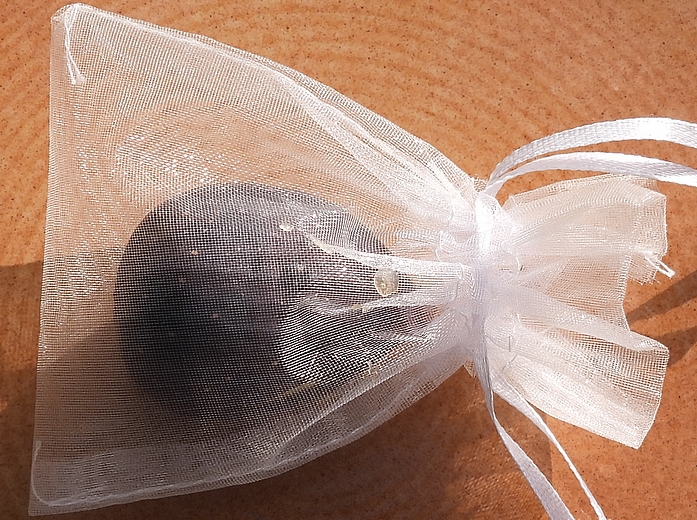 Trace de latex sur un sachet protecteur en organza, cons�cutive � la ponte de la c�ratite dans une figue m�re